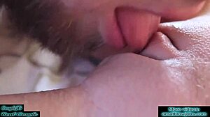 Pasangan amatur close-up cunnilingus membawa kepada orgasme wanita yang intens