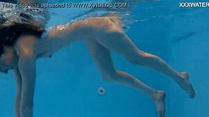 Marfa, de Russische babe, pronkt met haar smalle kont en kutje in het zwembad