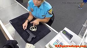 Skrita kamera ujame latinsko policistko, ki jo nabijajo po pasje