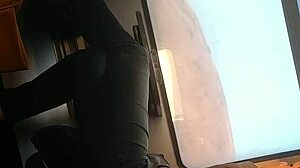 Rejtett kamera rögzíti az izraeli MILF lábát, amint ugratják a vonaton