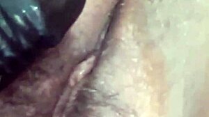 Prachtige brunette masturbeert met anaal speeltje