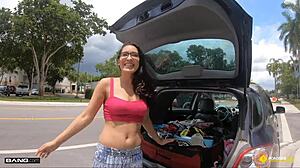 Amateur brunette neukt in een garage om haar auto te laten repareren