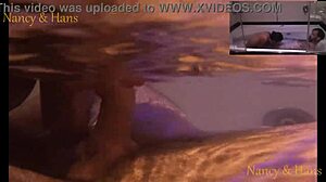 Hans a Nancys si užívají kouření pod vodou, které zachytil GoPro