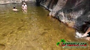 Exotisk flickvän blir våt och vild i en vattenfull film
