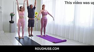 Una sessione di yoga calda si trasforma in tette tabù e gioco di figa