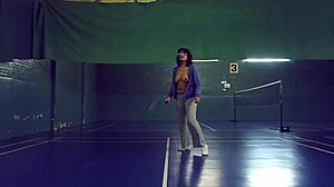 Wanita amatur mendedahkan aset mereka semasa bermain badminton di pusat komuniti