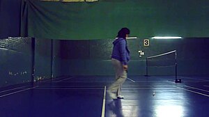 Amatérské ženy odhalují svá aktiva při hraní badmintonu v komunitním centru