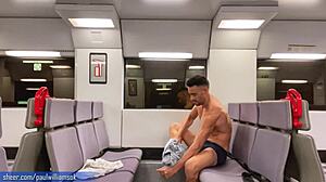 Atletický muž předvádí své přednosti při jízdě vlakem