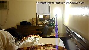 Брюнетка-подросток бирюзового цвета встречается в гостиничном номере