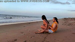 Pareja atlética disfruta del sexo al aire libre en una playa pública