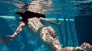 Сензуално купање поред базена Схерил Блоссомс доводи до интензивног узбуђења