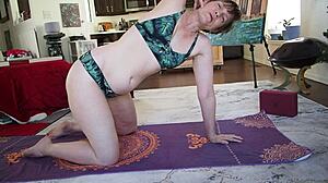 МИЛФ Аврора Уилоус в бикини показва своите йога умения и големи устни на путка