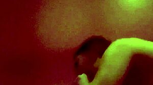 Azijske mamice se čutna masaža spremeni v vroče skrito srečanje pred kamero