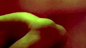 Asiatiske milfs sensuelle massage bliver til en varm skjult cam-oplevelse