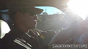 Première expérience anale de brunes noires avec un policier