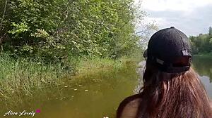 Ζευγάρια ερασιτεχνών σε εξωτερικούς χώρους μετατρέπονται σε μια άγρια σεξουαλική συνεδρία στο ποτάμι