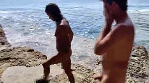 Amaterski pari se seksajo na prostem na plaži, ujeti pred kamero
