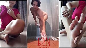 Ibu rumah tangga sensual menanggalkan pakaiannya di kamar mandi dengan body lotion