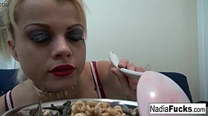 La cachonda rubia Nadia disfruta de cereales con soldados