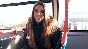 Μια εντυπωσιακή ξανθιά γυναίκα ουρεί σε ένα λεωφορείο, εκθέτοντας τα γεννητικά της όργανα και μακροχρόνια σχέση μπροστά σε ένα εργοτάξιο