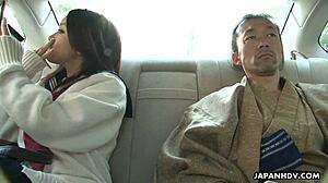 Азиатска ученичка с голяма задница получава путката си изядена от опитен мъж