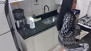 Sexy Frau verwöhnt sich mit einem Monstercock in der Küche