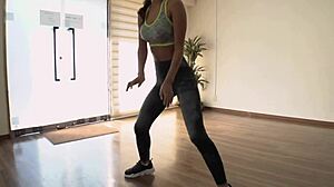 Gadis-gadis hitam seksi menari dengan rutinitas panas, memek dicukur, dan berolahraga dengan perut!