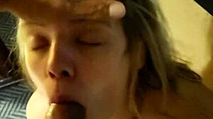 Zierliches weißes Mädchen gibt einem großen schwarzen Schwanz in einem unbearbeiteten Hotelvideo einen Deepthroat und Anus lecken