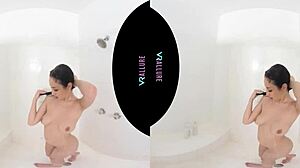 Jade Baker se răsfăț în plăcere solo într-o baie relaxantă