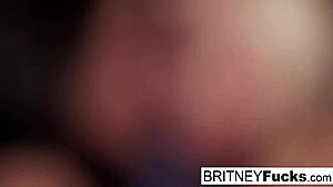 Britneys อารมณ์ขี้เล่นถูกจับคู่กับการมีส่วนร่วมของ Capris ที่กระตือรือร้น