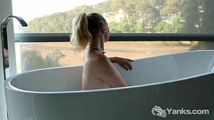 Kim, si vlogger yang menggemaskan, menikmati sesi solo yang panas sebelum mandi santai
