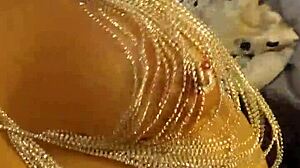 बड़े प्राकृतिक स्तनों वाली एक शानदार फारसी सुंदरता के रूप में देखें, जो आपके लिए उन्हें उछालती है और छोड़ती है।
